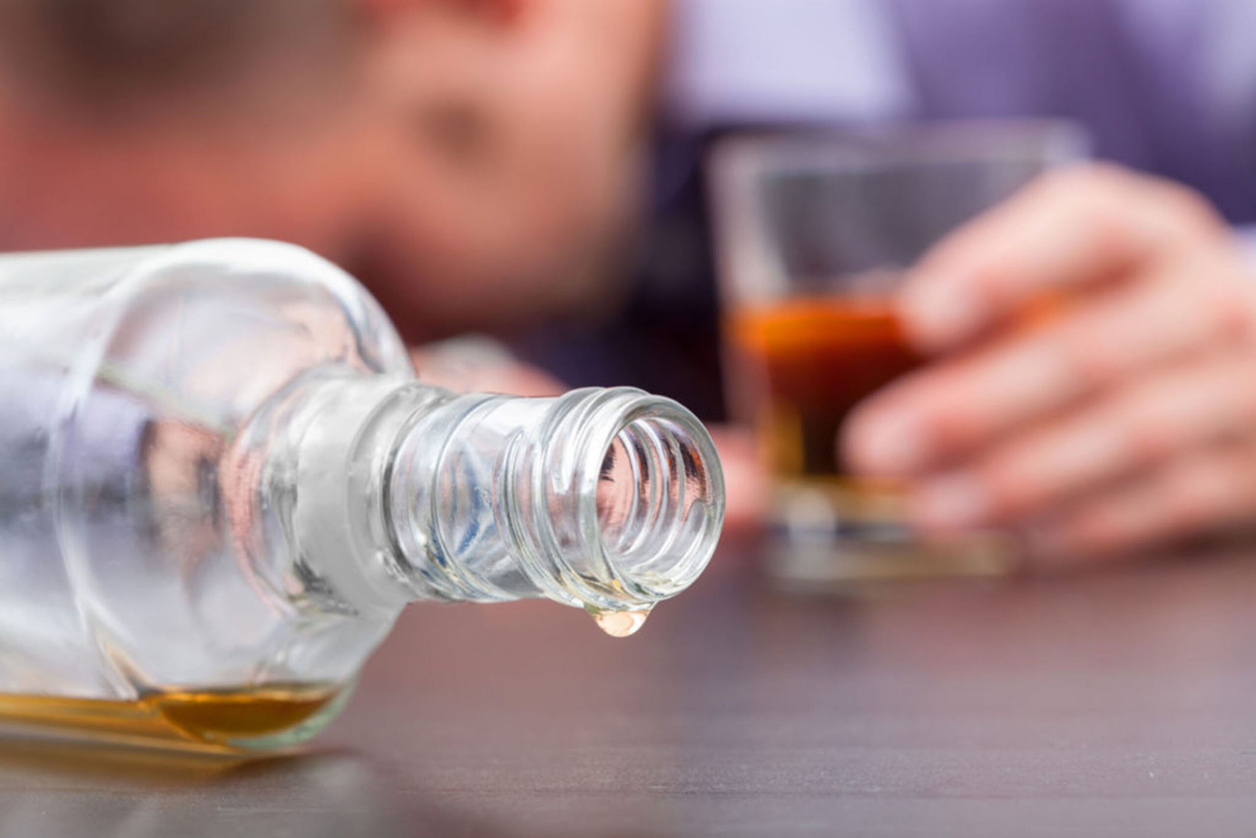 Unkontrollierter Alkoholkonsum – Alkoholismus (Krankheit)