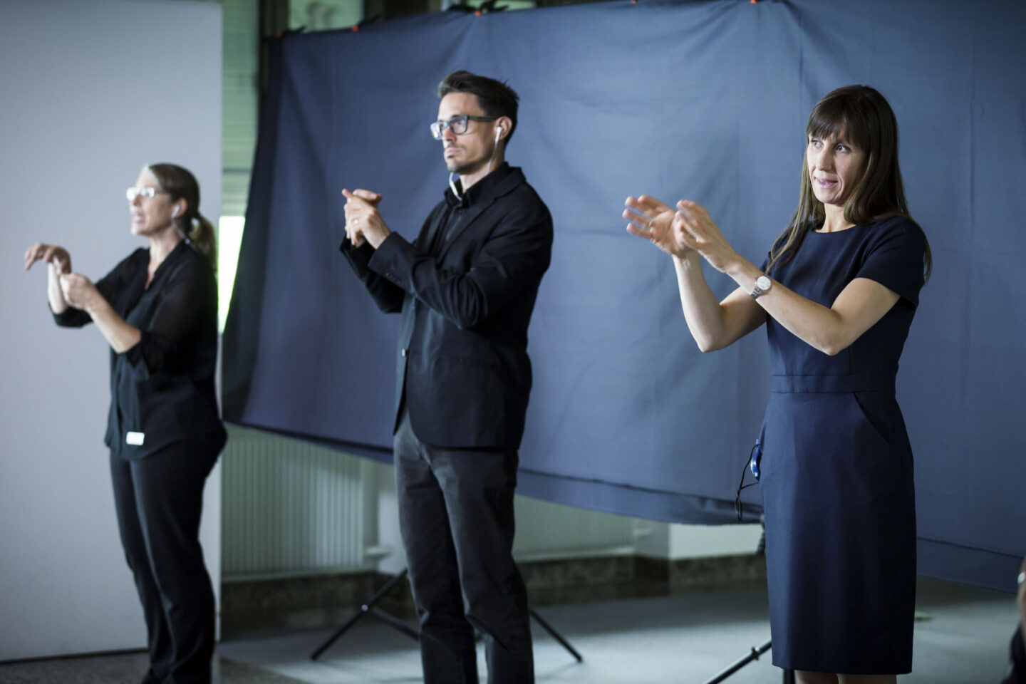 Gebärdensprachdolmetscher*innen im Einsatz an einer Veranstaltung